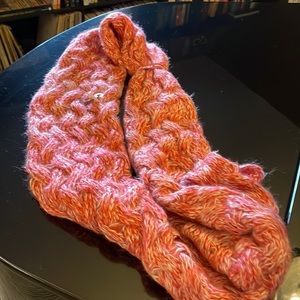 Infinity scarf with an Alabama logo. The logo can be removed for a plain scarf.